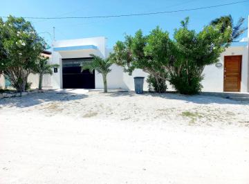 Casa de 4 habitaciones, Progreso · Beachfront Chelem 4/3 Pool $799k