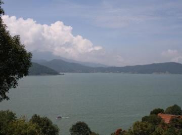Hermosa vista al lago · Plaza de Los Tres Árboles