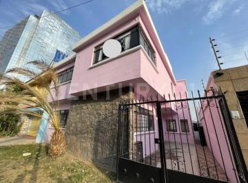 Casa · 262m² · 4 Recámaras · 2 Estacionamientos · Casa a Pie de Calle - Colonia La Paz - Zona Av Juarez