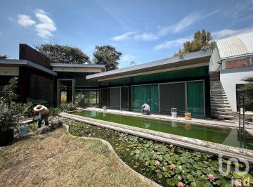 Casa · 316m² · 2 Recámaras · 10 Estacionamientos · Casa de un Nivel con Alberca y Amplio Terreno Jardín en Cuernavaca