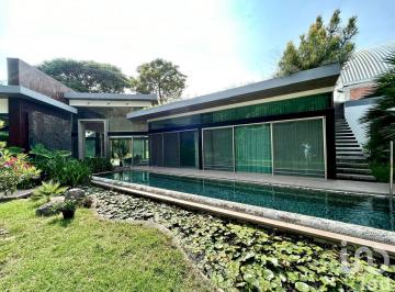 Casa · 316m² · 2 Recámaras · 10 Estacionamientos · Casa de un Nivel con Alberca y Amplio Terreno Jardín en Cuernavaca