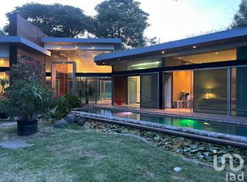 Casa · 316m² · 2 Recámaras · 10 Estacionamientos · Casa de un Nivel con Alberca y Amplio Terreno Jardín en Cuernavaca