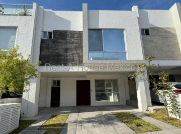 Casa 165m² Renta Zákia · Casa en Renta en Zakia de 3 Recamaras Mas Sala Tv, Estacionamiento Semi Techado, Amenidades.