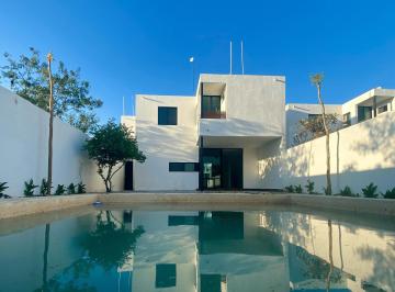Departamento de 3 habitaciones, Mérida · Residencia en Renta, de 3 Recámaras, con Alberca y Amplio Jardín.