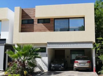 Casa · 310m² · 4 Recámaras · 2 Estacionamientos · Casa en Venta de 4 Habitaciones en Valenia Club Residence Playa del Carmen Qroo. Lb 324