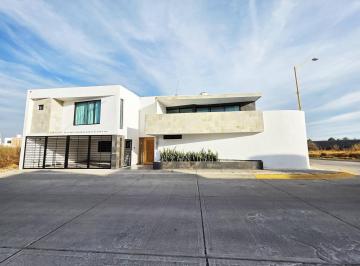 Casa · 347m² · 4 Recámaras · 2 Estacionamientos · Venta Casa en Villas de La Cantera Al Surponiente de La Ciudad Bi