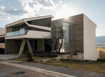 Casa · 411m² · 3 Recámaras · 2 Estacionamientos · "Exclusiva Casa en Venta en La Gran Reserva Lomas de Angelópolis: Amplios Espacios y Jardín"