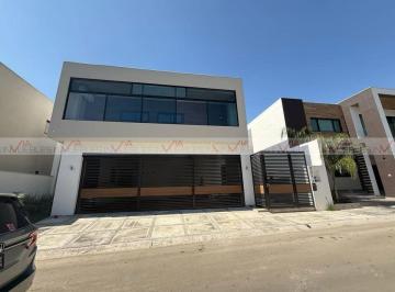 Casa · 425m² · 3 Recámaras · 3 Estacionamientos · Casa en Venta en Bosques de Las Misiones Santiago