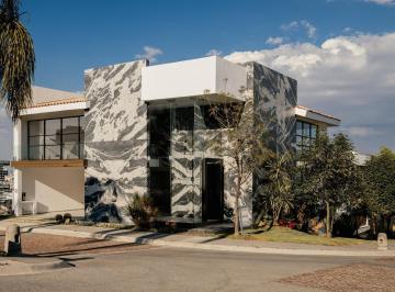 Casa · 481m² · 3 Recámaras · 2 Estacionamientos · "Casa en Esquina en Venta en Gran Reserva, Lomas de Angelópolis Iii: Amplios Espacios y Jardín"