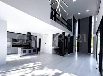 Casa · 310m² · 4 Recámaras · 3 Estacionamientos · Se Vende Residencia con Acabados de Lujo en Vía Cumbres Cancún