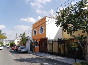 Casa · 105m² · 5 Recámaras · 1 Estacionamiento · Casa en Venta - (4)