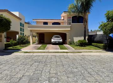Casa en condominio de 3 habitaciones, Zapopan · Casa en Renta Bugambilias en Coto La Joya 1 Zona Azaleas. 3 Recamaras.