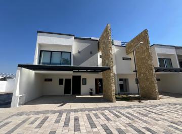 Casa · 261m² · 3 Recámaras · 3 Estacionamientos · Casa en Preveventa en Metepec