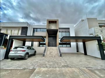 Casa · 335m² · 3 Recámaras · 4 Estacionamientos · Casa en Renta