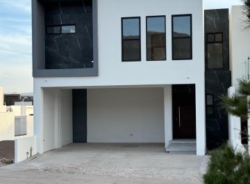 Casa · 285m² · 3 Recámaras · 2 Estacionamientos · Venta Casa Altozano Minisplit y Paneles Solares
