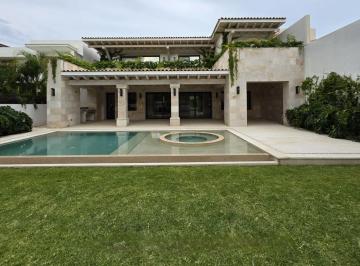 Casa · 900m² · 3 Recámaras · 8 Estacionamientos · Casa - Club de Golf Tabachines