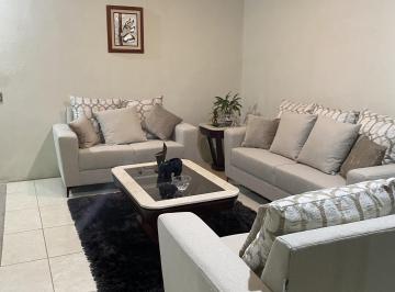 SALA · Bonita Casa en Calle Cerrada, con Amplios Espacios