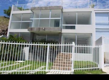 Casa · 240m² · 3 Recámaras · 2 Estacionamientos · Casa en Fraccionamiento Colinas del Lago, Tequesquitengo Morelos