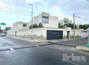 Casa · 450m² · 4 Recámaras · Se Renta Para Oficinas Casa Grande de 6 Recamaras con Alberca, en Esquina y 3 Frentes