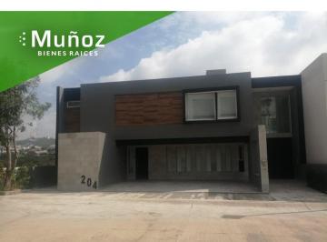 Casa · 559m² · 4 Recámaras · 3 Estacionamientos · Cañada del Refugio Sur Casa en Venta