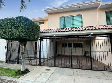 Casa · 260m² · 3 Recámaras · 2 Estacionamientos · Casa en Venta en Colonia Jardines del Valle en Zapopan