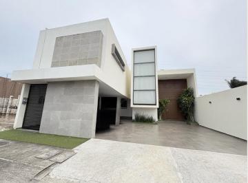Casa · 290m² · 2 Recámaras · 3 Estacionamientos · Casa - Fraccionamiento Las Palmas
