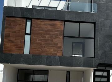 Casa · 250m² · 3 Recámaras · 3 Estacionamientos · Casa en Venta en Nobel Residencial con Jardin y Roof Garden