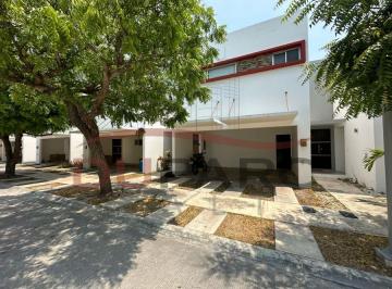 Casa de 3 habitaciones, Carmen · Casa en Venta Residencial Paseo de Los Bosques