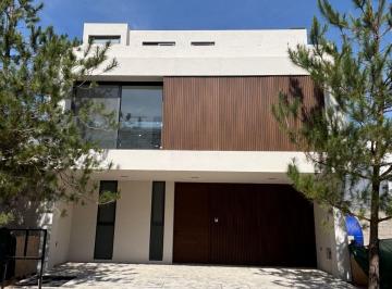 Casa de 3 habitaciones, Zapopan · Casa en Venta en Solares Coto Privanza