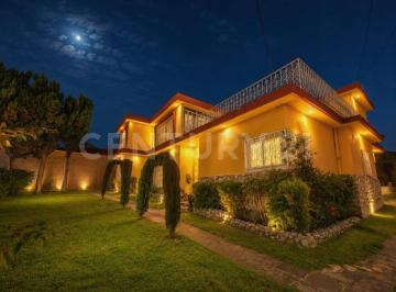 Casa · 499m² · 4 Recámaras · 4 Estacionamientos · Venta de Casa con Alberca Zona de Los Fuertes, con Recámara en Planta Baja