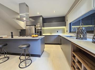 Casa · 277m² · 4 Recámaras · 2 Estacionamientos · Casa con Roof Garden y Cuarto de Servicio a un Costado de Lomas del Campanario Norte