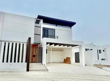 Casa de 4 habitaciones, Tijuana · Casa a Estrenar 4recamaras 1 Estudio 4 Baños 1 Terraza y Roff Top 4 Estacionamientos en Real del Mar