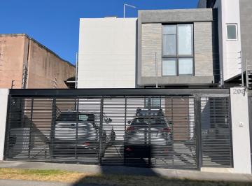 Casa de 3 habitaciones, Zapopan · Bosques Vallarta Casa en Venta o Renta 3 Recs, 3 Baños, Estudio/ Cuarto Servicio