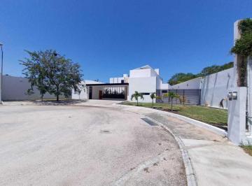 7fe7fff95d04c84b01bcb211e39c580e937af3a754b05fb15aed875e411f2418 · Casa Amplia con Alberca de 2 Niveles en Privada La Rejoyada
