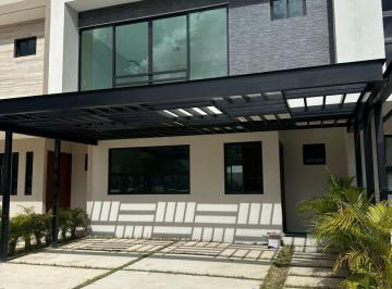 Casa · 250m² · 3 Recámaras · 2 Estacionamientos · ¡Bonita Casa en Venta en Residencial Arbolada!