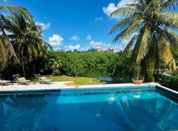 Casa · 465m² · 4 Recámaras · 7 Estacionamientos · ¡Bonita Casa en Venta en Conjuno Laguna del Mar!