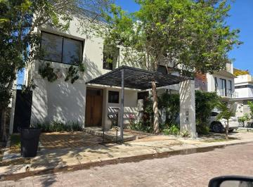 Casa · 275m² · 4 Recámaras · 2 Estacionamientos · Venta de Casa en Cancún - Aqua Residencial