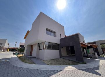 Casa de 3 habitaciones, Corregidora · Casa en Venta en Balvanera, 3 Recámaras, Estudio, Jardín, Alberca, Lujo!