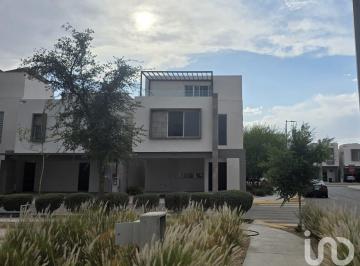 Casa · 256m² · 4 Recámaras · 2 Estacionamientos · Casa de 3 Niveles en Venta Zona Campos Eliseos