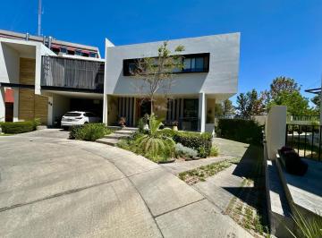 Casa · 457m² · 4 Recámaras · 7 Estacionamientos · Casa en Paseo de La Toscana