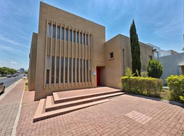 Casa de 4 habitaciones, Querétaro · Casa en Venta en El Refugio, Querétaro. 4 Recámaras, Una en Pb, 4 Autos