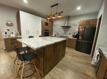 Casa · 282m² · 4 Recámaras · 4 Estacionamientos · Residencia de Autor en Venta con Recámara en Pb en Cumbres del Lago, Querétaro