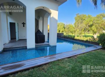 Casa · 1150m² · 4 Recámaras · 4 Estacionamientos · Casa en Venta con Acabados de Lujo en Club Campestre
