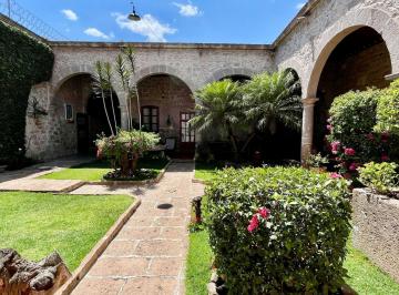 Casa · 500m² · 7 Recámaras · 3 Estacionamientos · Casa Monumento Histórico en El Centro de Morelia