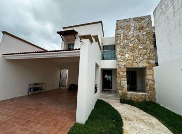 Casa de 4 habitaciones, Mérida · Amplia Casa de 4 Recámaras, Amueblada, con Piscina y Bar, en Chuburná.