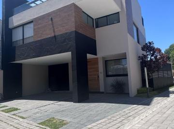 Casa de 3 habitaciones, Puebla · Amplia Casa con Excelente Ubicacion en Esquina