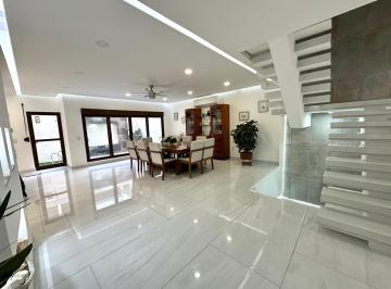 Casa · 400m² · 5 Recámaras · 3 Estacionamientos · Casa en Via Cumbres