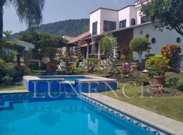 Casa · 450m² · 4 Recámaras · 10 Estacionamientos · Casa en Rodolfo López de Nava en Venta
