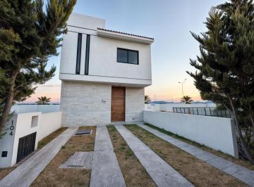 Casa de 4 habitaciones, El Marqués · Casa en Venta en Ciudad Maderas, 4 Recámaras, 3 Baños Completos, 2 Autos, Lujo