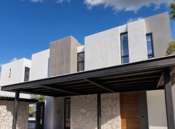 Casa de 3 habitaciones, Querétaro · Casa en Venta en Altozano, 3 Recámaras, 3.5 Baños, Cuarto de Servicio, Lujo